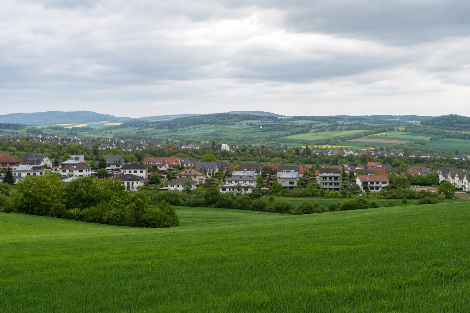 Grüne Hügellandschaft mit Wohnort in der Region Stuttgart